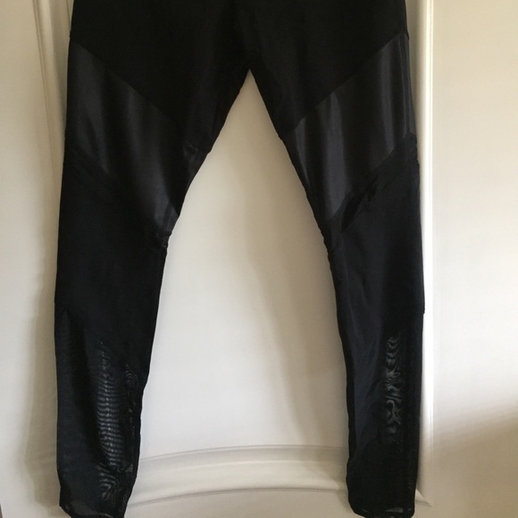 Alo Yoga Leggings - Picture 2 of 2